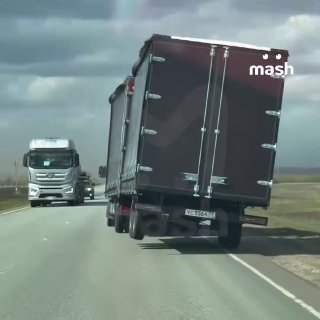 Настроение понедельника — грузовик, который снесло ветром на трассе М5 под Самарой. Фургон опрокинулся в Нефтегорском районе в селе Утёвка. Часть прицепа оторвало ураганом, а "Газель" улетела на обочину. Водитель жив и цел — собирать вещи из машины и докум