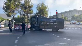 ביום ה-1000 ל-7/10: שוטרים פינו מיצג ארון קבורה ממחאה מול הכנסת