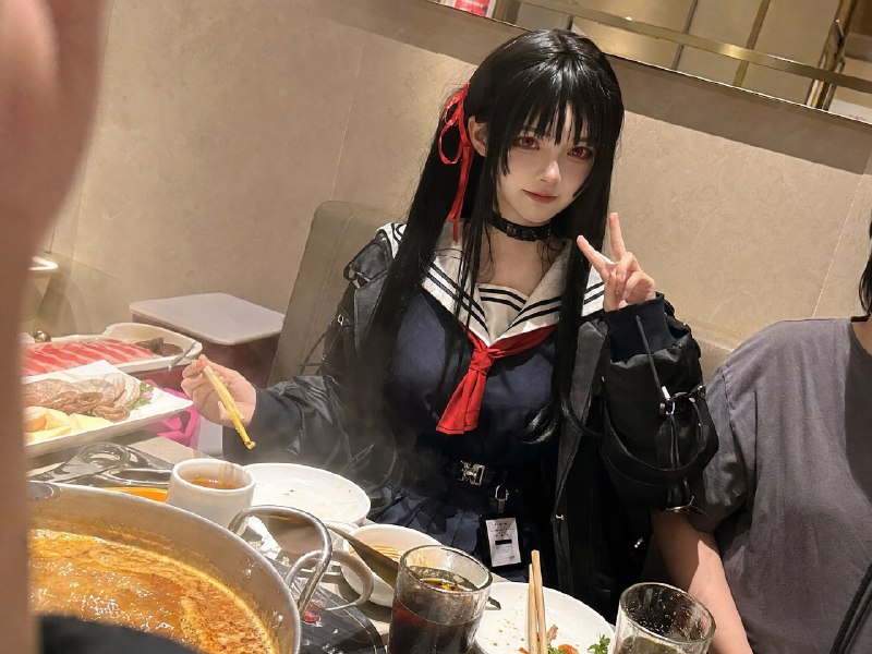 梦里啥都有的AI创意，昨天很多二次元群友的挽尊之作：带喜欢的Coser吃海底系列