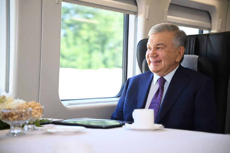 Prezident Shavkat Mirziyoyev elektropoyezdda Toshkentdan Bekobod shahriga keldi.