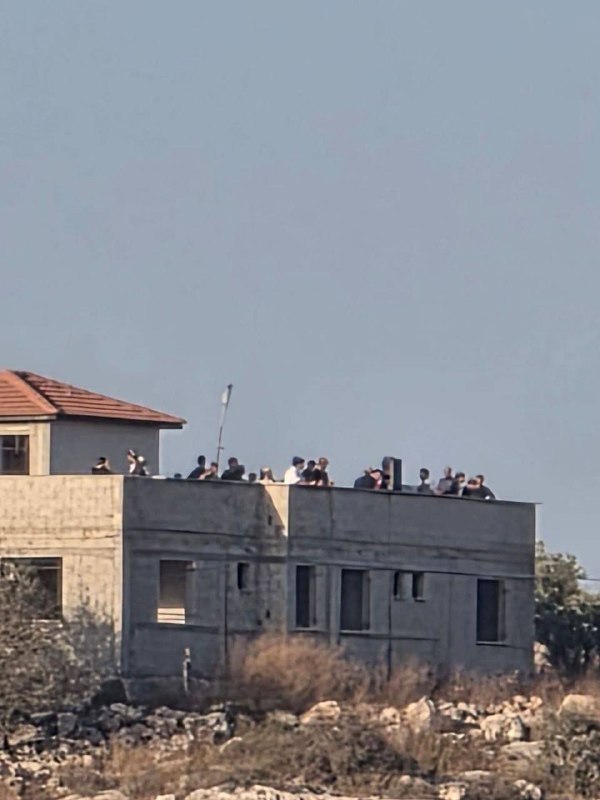 דחוף: מתנחלים תופסים בית בבנייה מצפון לקראוואת בני חסן, ממערב לסלפית, ומניפים מעליו דגלי כיבוש.