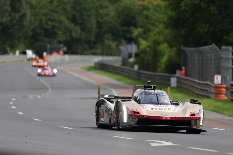 После шести часов 24 Le Mans лидер — №38 Hertz Team Jota Cadillac, который верну