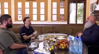 אל-קוואטי איברהים אל-סאקר בוחר באל-שרעא נגד בני ארצו: אם תהיה מלחמה עם אחמד אל-שרעא, הבית הוא אלוהיו והסף ה…