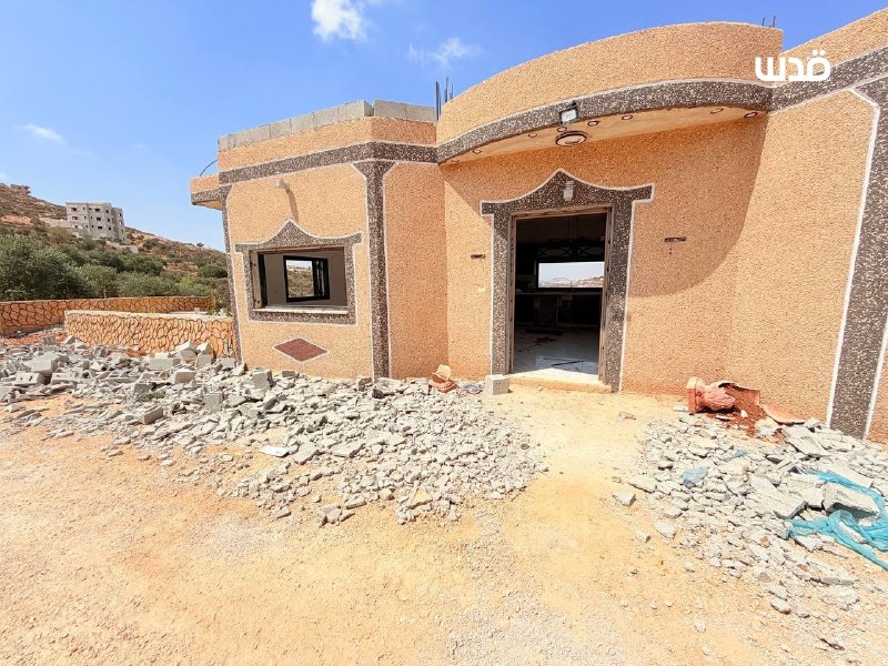 הם חתכו את החלונות, השחיתו את הרהיטים, גנבו תכולה והתיזו גז פלפל.