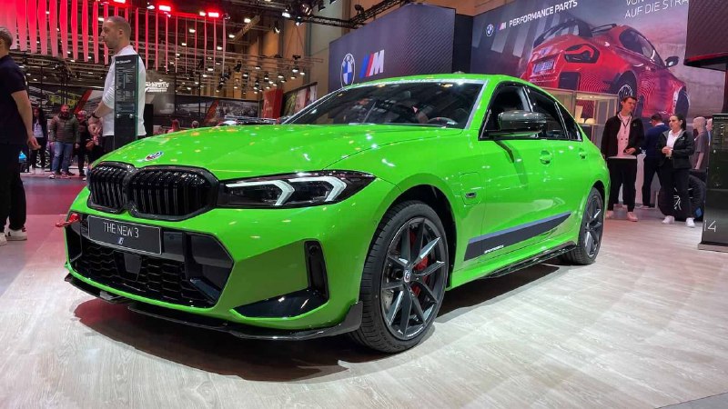 BMW 330e (гибрид) в цвете Verde Mantis и обвесе M performance