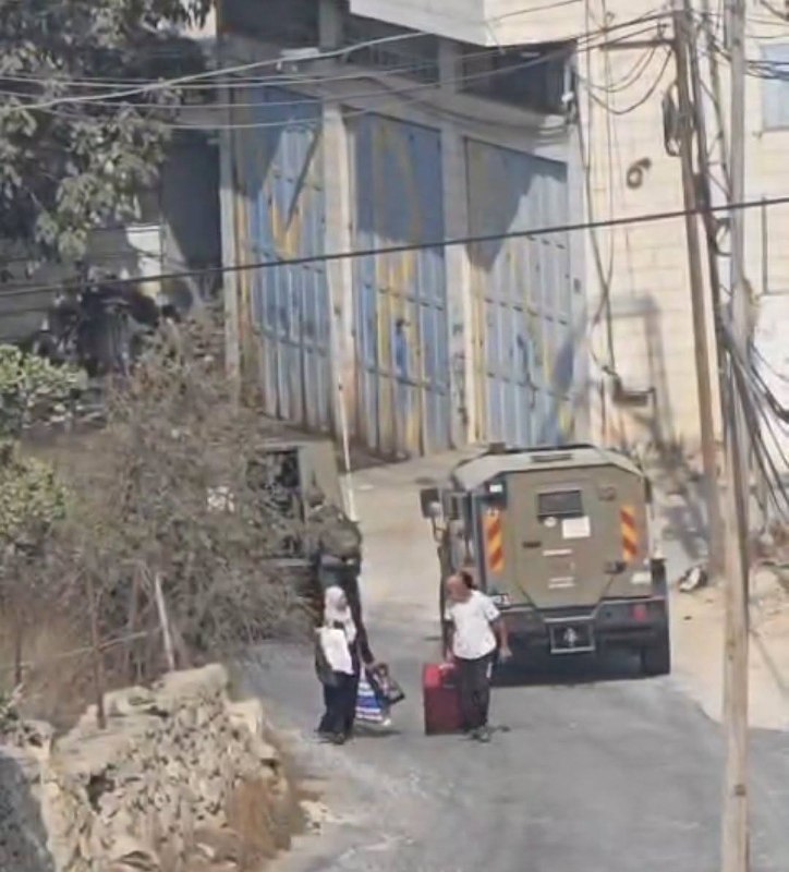הכיבוש מאלץ משפחה לפנות את ביתה באיומי אקדח באזור אל-ג'לדה בחברון.