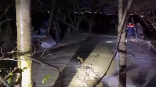 В Махачкале в результате наводнения из-за сильных дождей обрушился жилой дом, еще четыре дома находятся в зоне потенциального риска, сообщил мэр города Джамбулат Салавов.  «Дома оцеплены. В них расположено более 100 квартир. В целях обеспечения безопасност