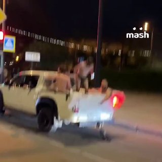 Красноярцы устроили бассейн в багажнике джипа — застелили плёнкой и наполнили его водой. Отдыхающих заметили на улице Мира. Сейчас в городе адская жара — +30.когда хотел поехать в Анапу, но там снова все лежаки заняты❗ Не грузятся фото и видео? Читайте нас