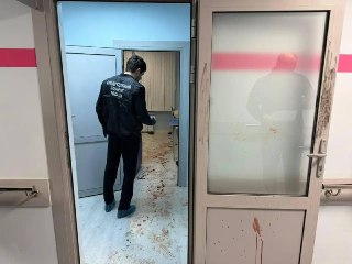 Неадекват с ножом напал на врачей в больнице Махачкалы.По данным СК, в Республиканской клинической больнице им. Вишневского мужчина нанес ранения двум сотрудникам. Пострадали дежурные врачи — травматолог и хирург. Один из медиков находится в реанимации в т