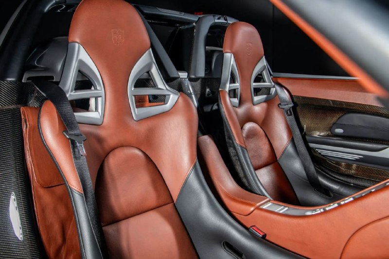 Редчайший 20-летний Porsche Carrera GT с пробегом меньше 1000 км пустят с молотка — за суперкар хотя 5
