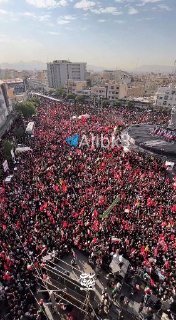 המוני ענק בכיכר המהפכה (הפיכה) בטהראן במהלך טקס הלוויה של מנהיג המהפכה שנהרג.