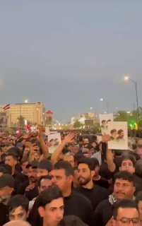 🎦 הצפיפות של אנשים ותנועת העם העיראקי לעבר גשר אל-ת'ורה אל-אח'סיין כדי להתחיל את הלוויתו של מנהיג המהפכה
