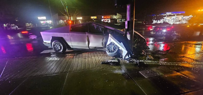 Cybertruck на автопилоте врезался на столб: машина уничтожена, но сам владелец не пострадал.