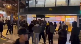 בברצלונה, ספרד, יש הפגנות מחאה, שמסלימות לעימותים עם המשטרה.