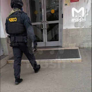 Крупнейшие за 14 лет обыски идут на московской "Горбушке". Предварительно они связаны с делом о нелегальных криптообменниках.По данным Mash, силовики работают на территории рынка примерно с 7 вечера. Сначала проверяли криптообменники, затем перешли к обычн