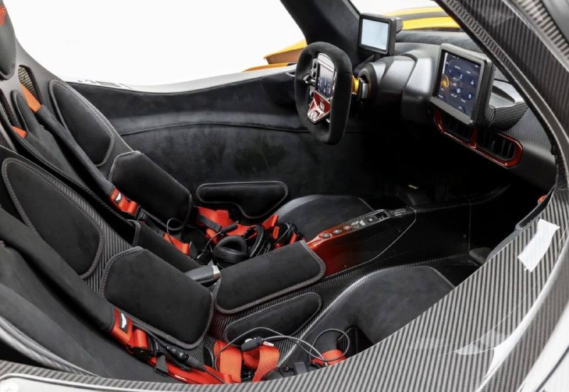 На продажу выставили ультраредкий Aston Martin Valkyrie с пробегом всего 106 км. 4