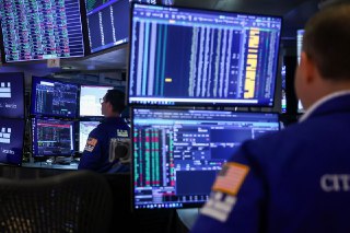 美国股市下跌，交易员权衡数十亿美元的人工智能支出计划US Stocks Slip as Traders Weigh Billions in AI Spending Plans (www.bloomberg.com)01-29via Buzzing