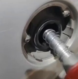 הבוקר, במקום בנזין, הוצעו מים באחת מתחנות הדלק ברפסנג'אן