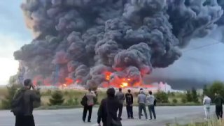 רוסיה אומרת ש-600 מל"טים אוקראינים פגעו במוסקבה הלילה. למעלה מ-200 יורטו ליד הבירה. שריפות במחסן Wildberrie…