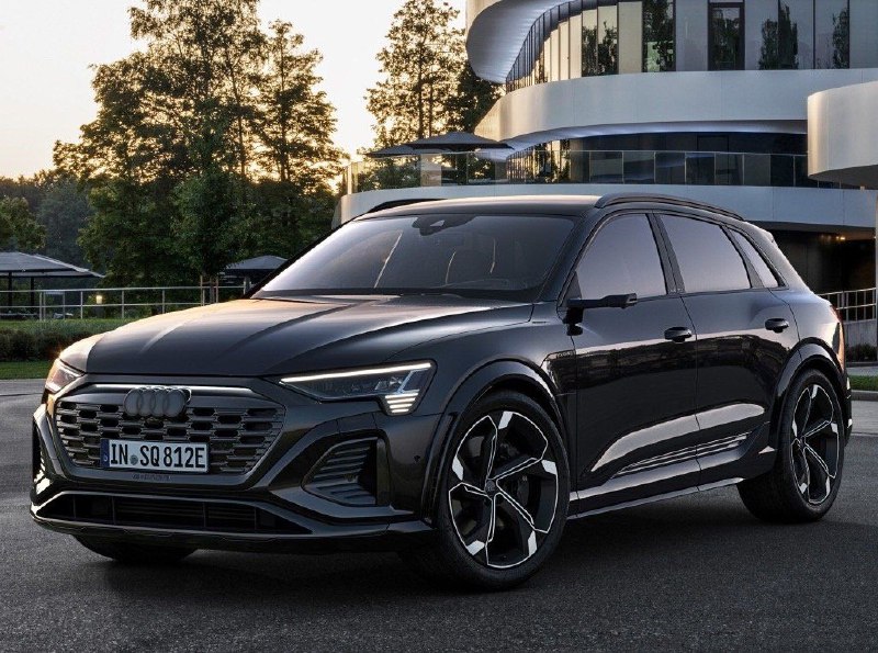 Audi SQ8 e-tron quattro SQ8 сохранила трехмоторную силовую установку с двумя нез