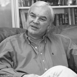 Умер телеведущий Владимир Молчанов — ему было 75 лет.Владимира Кирилловича госпитализировали пять раз за 2025 год с резкими болями в животе — последний раз зимой. Летом его увезли в больницу с подозрением на желудочно-кишечное кровотечение.В 2021 году ему 