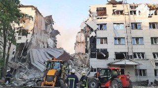 ВСУ ударили по спящим детям — ночью их беспилотники атаковали учебный корпус и общежитие Старобельского колледжа. 35 человек ранены.Под завалами ещё находятся студенты. Спасатели разбирают обломки здания и ищут их.❤️ Если не загружаются видео и фото, наши 