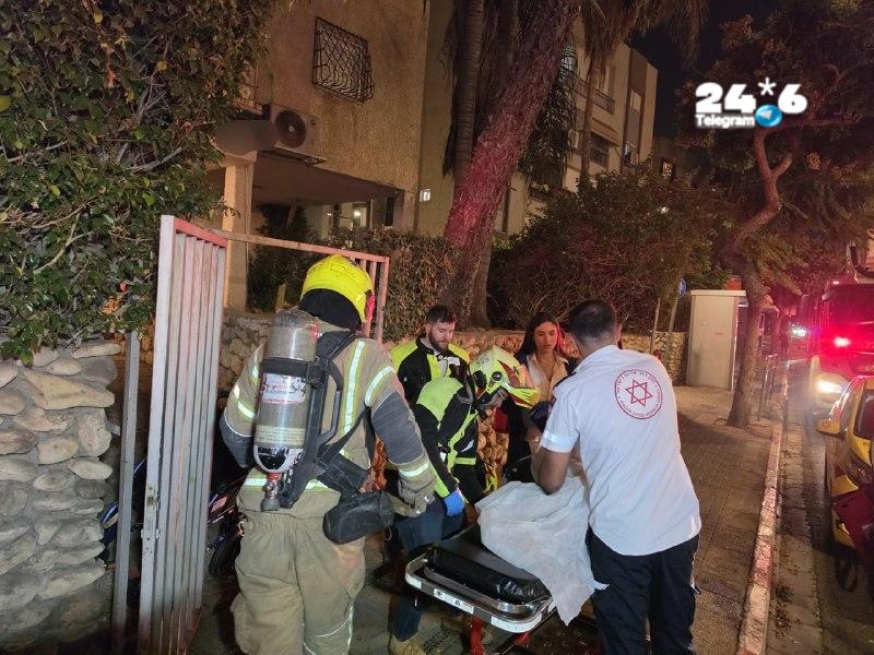 🇮🇱 Fire crews rescued a trapped person from a burning apartment on Jabotinsky Street in Rishon Lezion. The scanning operations continue to rule out any more trapped people, at the same time as the efforts to extinguish the fire and release the smoke from the building.