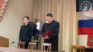 Житель Сочи получил условный срок за порчу системы оповещения, которую он объяснил желанием защитить жену от панических атак, возникающих при срабатывании сирен, сообщает пресс-служба судов Краснодарского края:«Подсудимый залил монтажной пеной четыре рупор