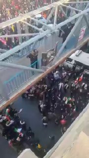 🎦 הקהל הצפוף של רחוב דמאוואנד ממתין לגופו הקדוש של מנהיג המהפכה