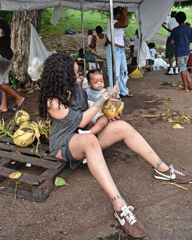 R I H A N N A: ❬ #News ❭📨| ریح بچه‌هاش و برده باربادوس گردی*-*🥥#A2SA ∣ @RIHANNA_LEGACY❬ #News ❭📨| ریح بچه‌هاش و برده باربادوس گردی*-*🥥#
