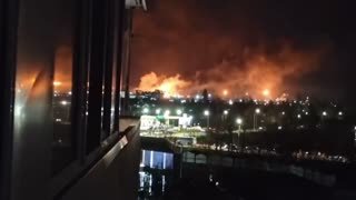 В Омске беспилотники во время атаки «достигли северного промышленного узла», «на месте работают экстренные службы», написал губернатор.По предварительным данным, атакован завод «Омский каучук»