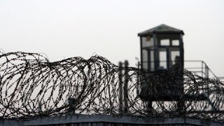 Бывшие заключенные магаданской колонии рассказали про отдельный барак для политзэков В исправительной колонии № 3 в Магадане организовали отдельный барак для политзаключенных и военных, осужденных по статье о дезертирстве, пишет «Говорит НеМосква»* со ссыл