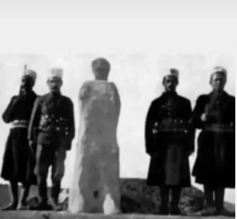 تلگرامخونه: گچ گرفتن مسئول دزد در سال ۱۲۹۳ توسط رضاشاه پهلوی که در آن زمان به سردار سپه معروف بود.+ اگه الان بخوان مسئولان دزد رو گچ