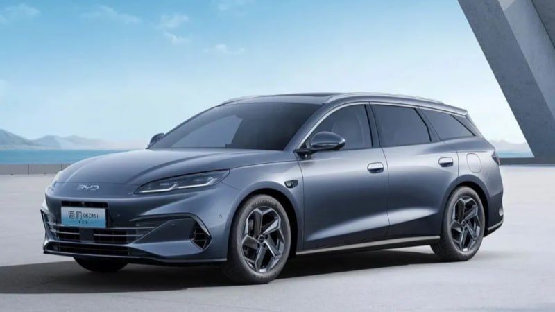 BYD снова ломает рынок: китайский гигант дропнул сразу две модели по цене от ₽1,2 миллиона. В продаж 2