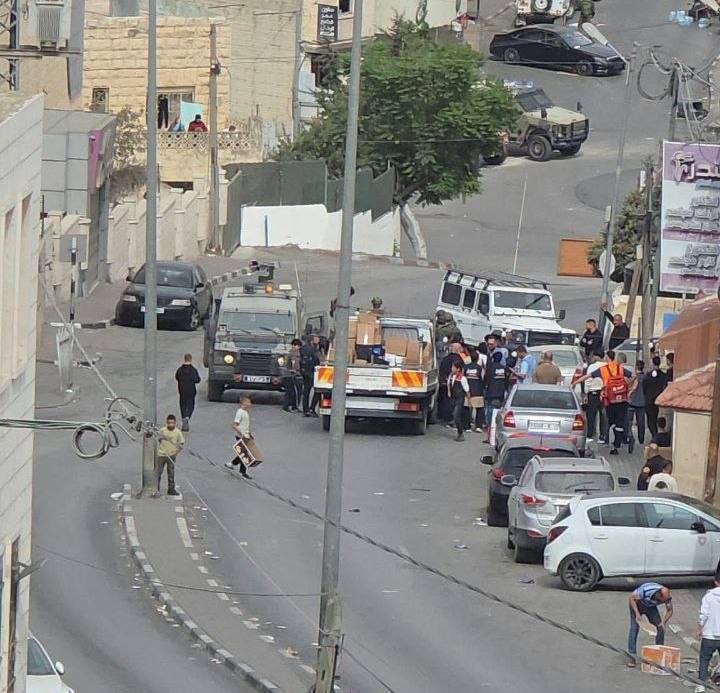 צה"ל תופסים מכונית השייכת לעיריית חברון ותוקפים את צוותה, תוך חלוקת סיוע לאזרחים הנצורים באזור אל-ג'לדה.