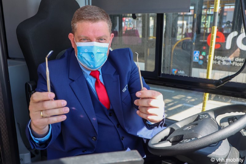 Стоматолог из Гамбурга всегда любил автобусы. Теперь он работает водителем в свободное времяВ Германии есть стереотип о том, что дантисты после работы ездят скорее на Porsche, но Штефан Шмидт из Гамбурга по пятницам, выходя из своего стоматологического каб