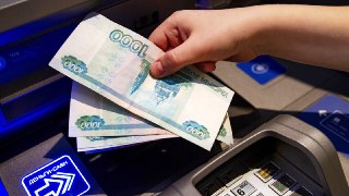 ЦБ попросил банки усилить контроль за внесением крупных сумм наличных Банк России рекомендовал кредитным организациям внимательнее относиться к операциям клиентов по внесению крупных сумм наличными, следует из информации на сайте регулятора. Подобные опера