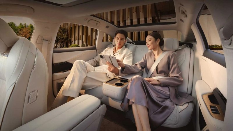 Toyota начала продажи большого электроседана bZ7 4