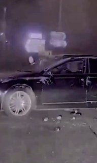 מכונית מתנגשת בכיכר לאחר מרדף משטרתי במהירות של 100 קמ"ש. משטרת צ'שייר אמרה שהודעת "עקוב אחרי" הוצגה לנהג ש…