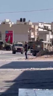 כוחות הכיבוש מחרימים ציוד מחנות במהלך הסתערותם על אל-דהריה, דרומית לחברון.