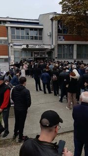 אזרחים סרבים מגלים עניין חסר תקדים בהצבעה בבחירות לפרלמנט. בקטע הסרבי של הרשתות החברתיות ממשיכים להופיע סרט…