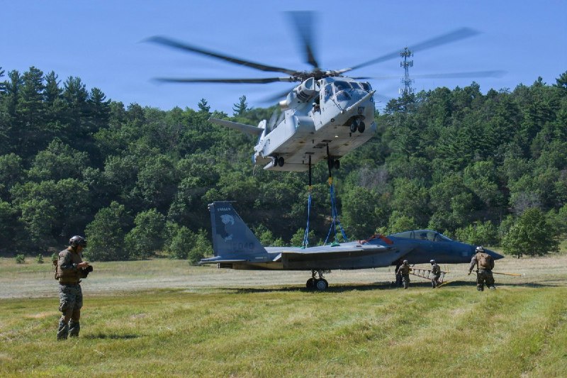 סיקורסקי CH-53K "Stallion King" תרגל חילוץ ונשיאת מטוס קרב F-15. חיל האוויר הישראלי יתחיל לקבל את המסוק בעו…