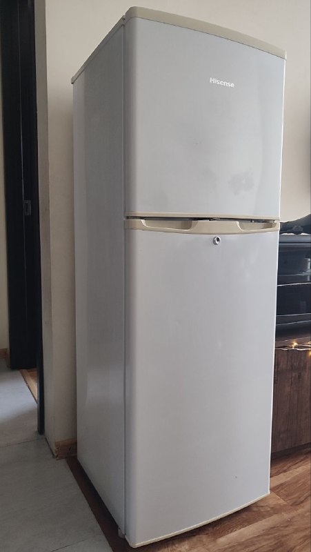 Продам компактный двухкамерный холодильник Hisense BCD-138A/HC (E95) — фото 1