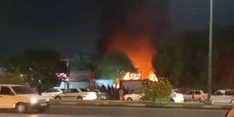 השריפה במחסן התחבורה של כביש בנדר עבאס ג'הנבר בשליטה - מנכ"ל ניהול משברים של נפת הורמוזגן הודיע כי צוותי הצ…