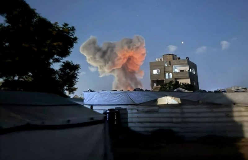 רגע של הפצצה של חיל האוויר הכיבוש על הקרקע ואוהלים של עקורים בפרברי העיר חאן יונס, מדרום לרצועת עזה.