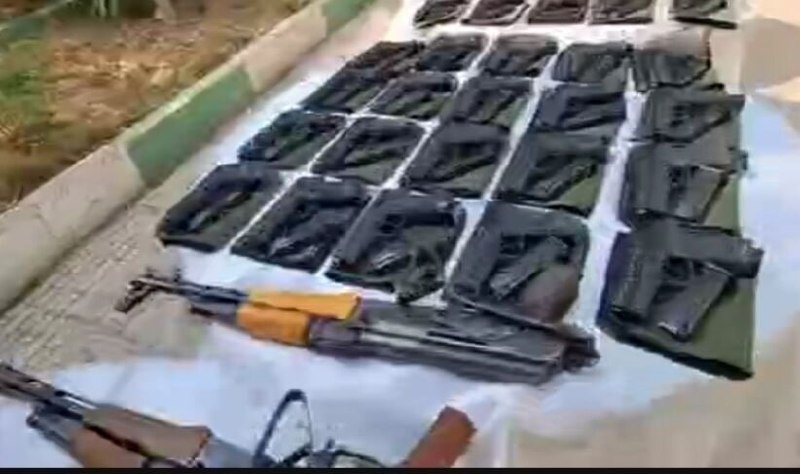 Discovery of 122 weapons in the southern borders of Sistan and Balochistan The police spokesman announced the discovery of 122 types of war weapons and significant quantities of ammunition in the southern borders of Sistan and Balochistan province, the death of an armed villain and the arrest of three criminals.