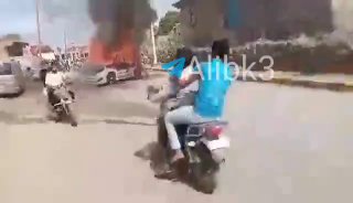 כוחות פרו-איחוד האמירויות שורפים את רכבו של שר ההגנה הפרו-סעודי באל-דליה.