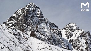 Незарегистрированная группа из семи человек совершала восхождение к пику Конституции и попала под лавину в районе горного массива Мунку-Сардык. Три человека были в стороне от схода и не пострадали, они спустились и сообщили о ЧП. Четырёх оставшихся ищут по