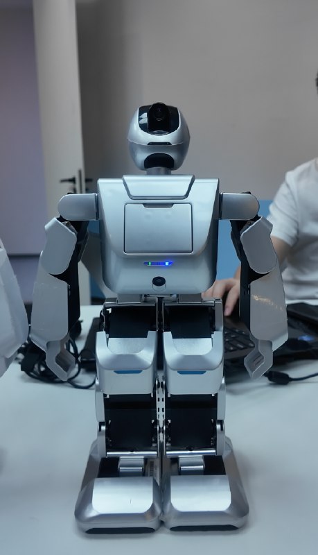 来乐聚机器人研学中心，给服务的IP拍点素材在门口看到他们的小机器人，标价要快1万，比优必选的贵3倍还多，凭啥？听他们介绍完我才知道，原来乐聚机器人的所有动作，都得先编程而优必选的机器人，虽然可以跳舞啥的，但都是固定的程序等于乐聚的是编程教具，优必选的只是玩具一个是花钱积累，一个是花钱消耗，难怪差价这么多🤖来乐聚机器人研学中心，给服务的IP拍点素材在门口看到他们的小机器人，标价要快1万，比优必选的贵3倍还多，凭啥？听他们介绍完我才知道，原来乐聚机器人的所有动作，都得先编程而优必选的机器人，虽然可以跳舞啥的，但都是固定的程序等于乐聚的是编程教具，优必选的只是玩具一个是花钱积累，一个是花钱消耗，难怪差价这么多🤖