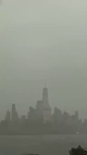 JUST IN - ברק פוגע בבניין WTC, מנהטן, ניו יורק